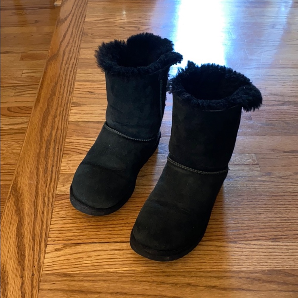 black bow tie ugg’s